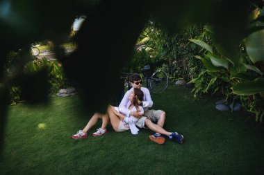 Birbirine aşık çiftler Endonezya 'nın Bali adasında romantik bir yürüyüşte kucaklaşıp eğleniyorlar. 