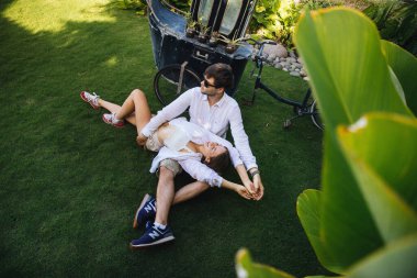 Birbirine aşık çiftler Endonezya 'nın Bali adasında romantik bir yürüyüşte kucaklaşıp eğleniyorlar. 