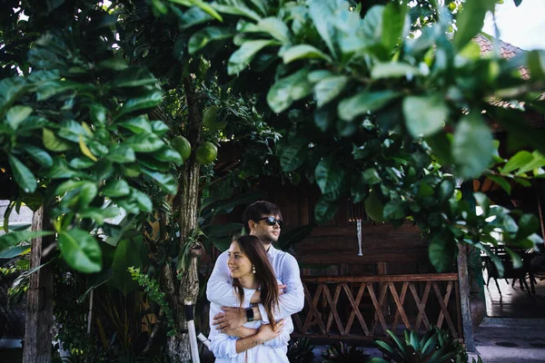 Para Miłosnym Uścisku Zabawy Romantycznym Spacerze Egzotycznej Wyspie Bali Indonezji — Zdjęcie stockowe