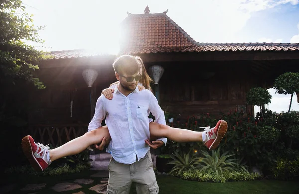 Casal Apaixonado Abraço Divirta Passeio Romântico Ilha Exótica Bali Indonésia — Fotografia de Stock