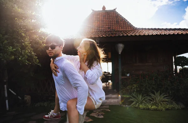 사랑의 포옹을 인도네시아 발리의 이국적 섬에서 즐거운 산책을 연인들은 때부드럽게 — 스톡 사진
