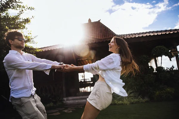 Par Kärlek Kramar Och Har Kul Romantisk Promenad Den Exotiska — Stockfoto