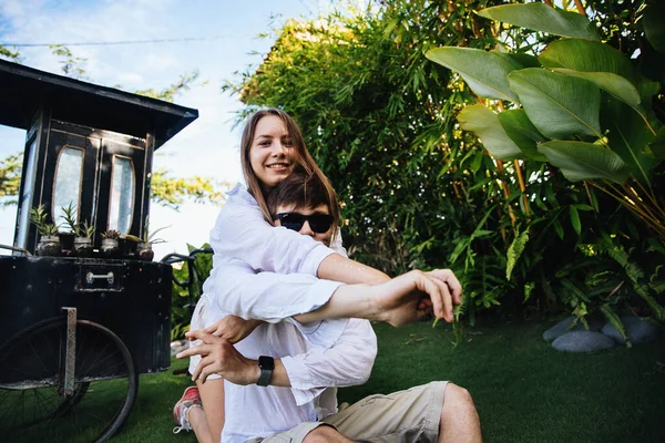 Para Miłości Przytula Bawi Się Romantycznym Spacerze Egzotycznej Wyspie Bali — Zdjęcie stockowe