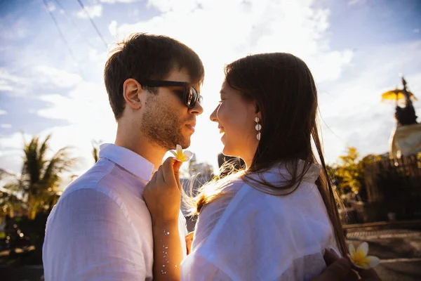 Casal Abraços Amor Diverte Passeio Romântico Ilha Exótica Bali Indonésia — Fotografia de Stock