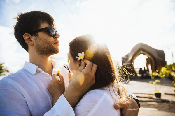 Verliebtes Paar Umarmt Sich Und Hat Spaß Bei Einem Romantischen — Stockfoto