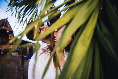 Birbirine aşık çiftler, Endonezya 'nın Bali adasında, palmiye ağaçlarının yanında romantik bir yürüyüşe çıkıp eğleniyorlar.