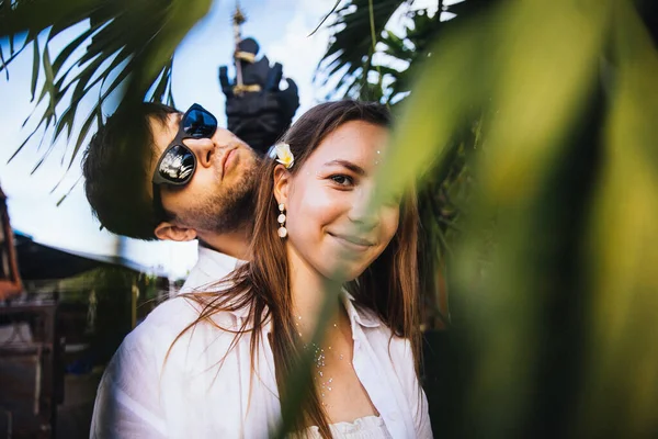 Casal Abraços Amor Diverte Passeio Romântico Ilha Exótica Bali Indonésia — Fotografia de Stock