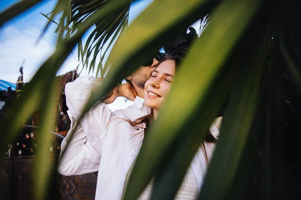 Casal Abraços Amor Diverte Passeio Romântico Ilha Exótica Bali Indonésia — Fotografia de Stock