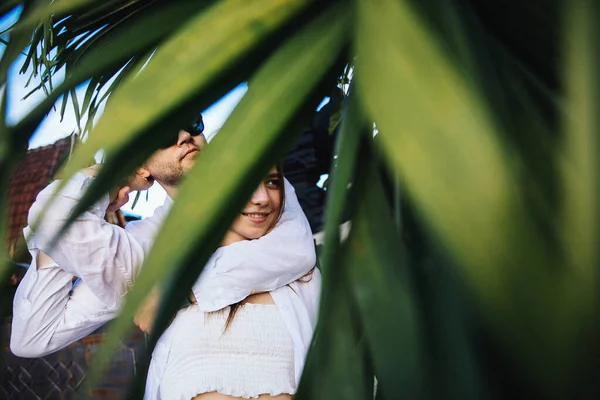 Verliebtes Paar Umarmt Sich Und Hat Spaß Bei Einem Romantischen — Stockfoto