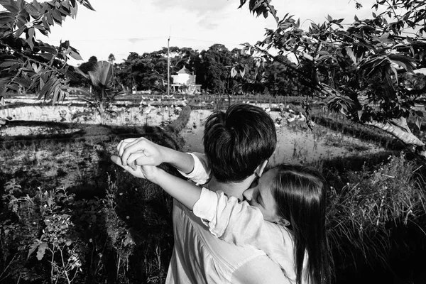 Coppia Innamorata Coccole Diverte Una Romantica Passeggiata Sull Isola Esotica — Foto Stock