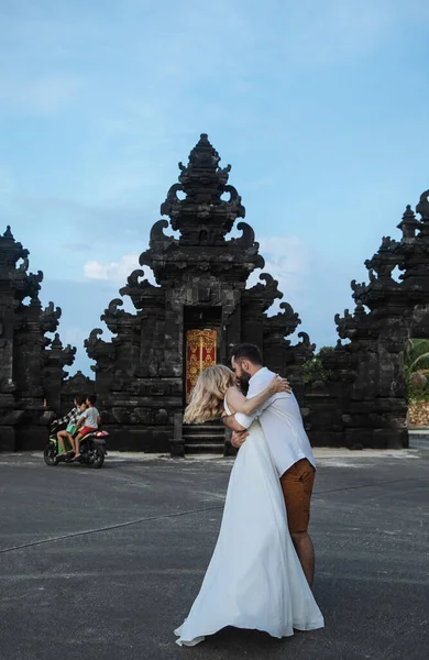 Verliefd Stel Bruid Bruidegom Hun Trouwdag Knuffelen Kussen Vlakbij Tempel — Stockfoto