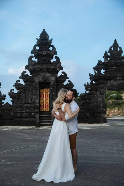 Casal Apaixonado Noiva Noivo Seu Abraço Dia Casamento Beijo Perto — Fotografia de Stock