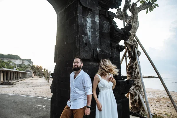 Couple Amoureux Mariés Jour Leur Mariage Embrasser Embrasser Près Temple — Photo