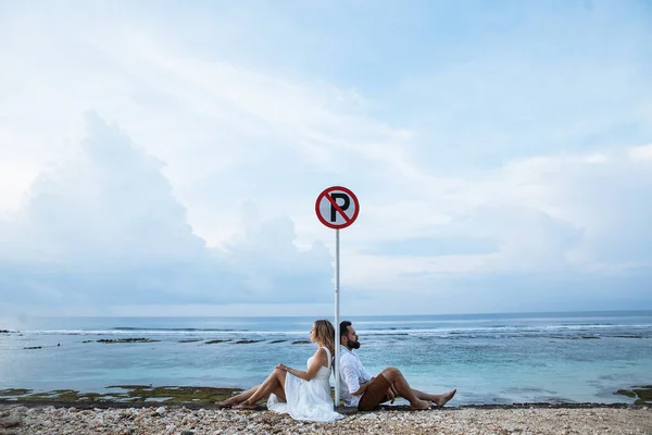 Пара Закоханих Наречених День Весілля Обіймаються Цілуються Пляжі Біля Океану — стокове фото