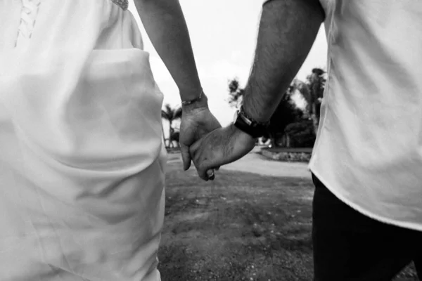 Coppia Innamorata Sposa Sposo Giorno Del Matrimonio Abbraccio Bacio Sulla — Foto Stock