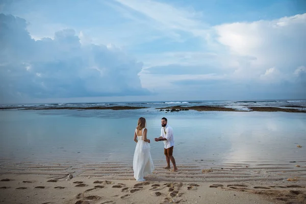 Couple Amoureux Mariés Jour Leur Mariage Embrasser Embrasser Sur Plage — Photo