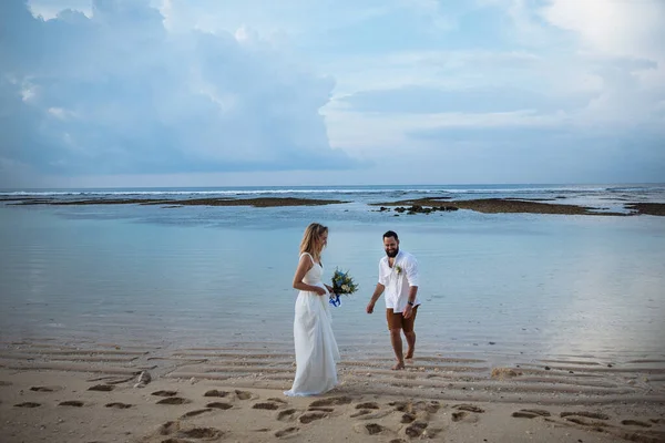 Verliefd Stel Bruid Bruidegom Hun Trouwdag Knuffelen Kussen Het Strand — Stockfoto