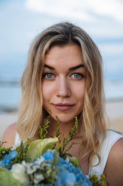 Endonezya 'nın egzotik Asya adası Bali' de sarışın gelin