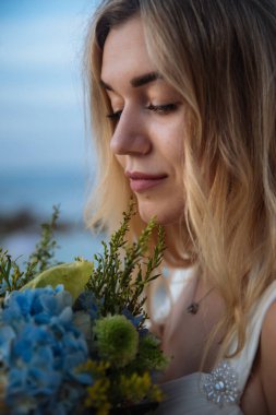 Endonezya 'nın egzotik Asya adası Bali' de sarışın gelin
