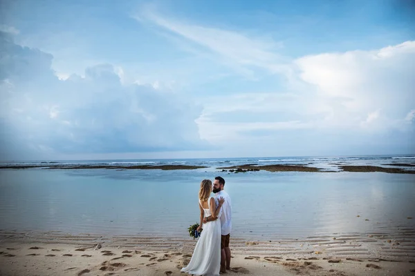 Casal Apaixonado Noiva Noivo Seu Abraço Dia Casamento Beijo Praia — Fotografia de Stock