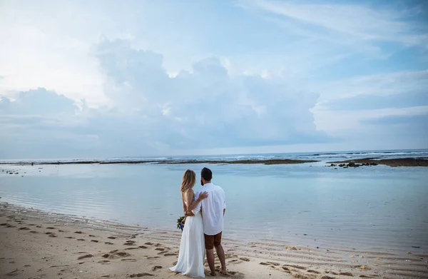 Casal Apaixonado Noiva Noivo Seu Abraço Dia Casamento Beijo Praia — Fotografia de Stock