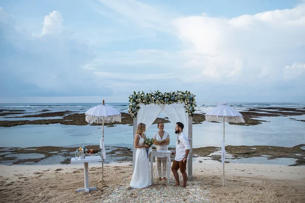 Casal Apaixonado Noiva Noivo Seu Abraço Dia Casamento Beijo Praia — Fotografia de Stock