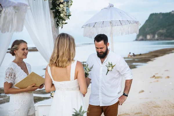 恋人同士 結婚式の日に花嫁と新郎が抱擁し インドネシアのバリのエキゾチックなアジアの島の海の近くのビーチでキス — ストック写真