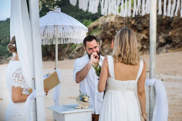 Par Kär Brud Och Brudgum Sin Bröllopsdag Kram Och Kyss — Stockfoto