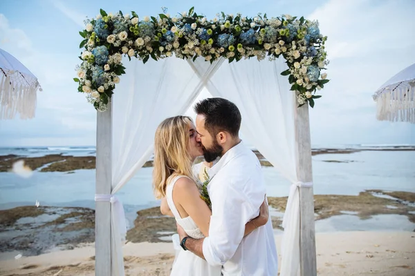 Casal Apaixonado Noiva Noivo Seu Abraço Dia Casamento Beijo Praia — Fotografia de Stock