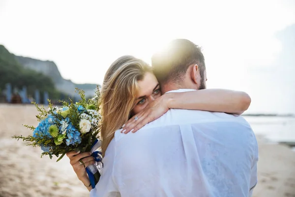 Pareja Enamorada Novia Novio Día Boda Abrazo Beso Playa Cerca —  Fotos de Stock