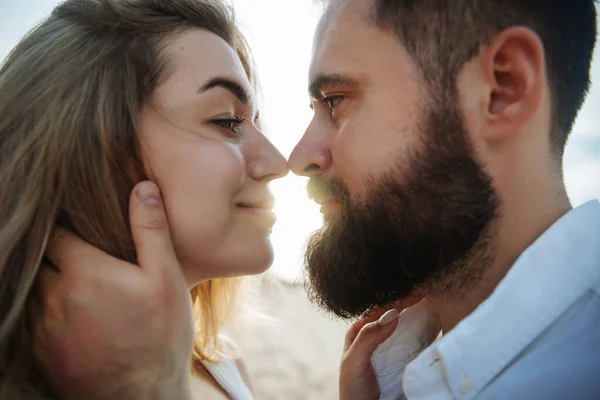 Casal Apaixonado Noiva Noivo Seu Abraço Dia Casamento Beijo Praia — Fotografia de Stock