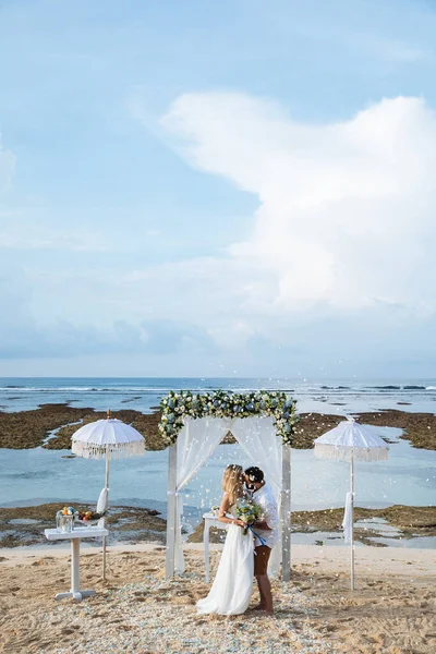 Casal Apaixonado Noiva Noivo Seu Abraço Dia Casamento Beijo Praia — Fotografia de Stock