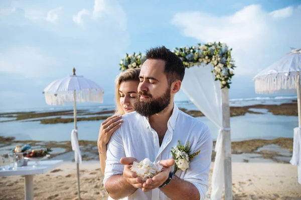 Pár Szerelmes Menyasszony Vőlegény Esküvő Napján Ölelés Csók Strandon Közel — Stock Fotó