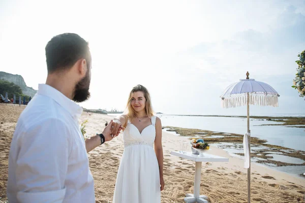 Pareja Enamorada Novia Novio Día Boda Abrazo Beso Playa Cerca — Foto de Stock