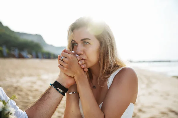 Casal Apaixonado Noiva Noivo Seu Abraço Dia Casamento Beijo Praia — Fotografia de Stock