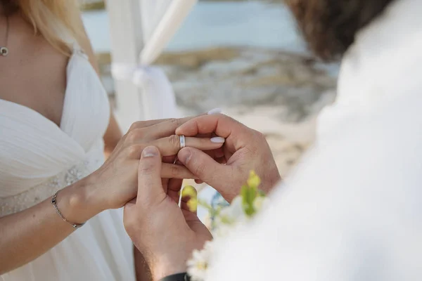Couple Love Bride Groom Wedding Day Hug Kiss Beach Ocean — Stock Photo, Image