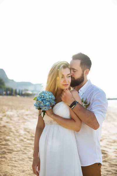 Casal Apaixonado Noiva Noivo Seu Abraço Dia Casamento Beijo Praia — Fotografia de Stock