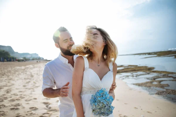 Пара Закоханих Наречених День Весілля Обіймаються Цілуються Пляжі Біля Океану — стокове фото