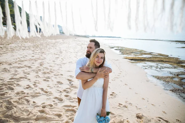 Couple Amoureux Mariés Jour Leur Mariage Embrasser Embrasser Sur Plage — Photo