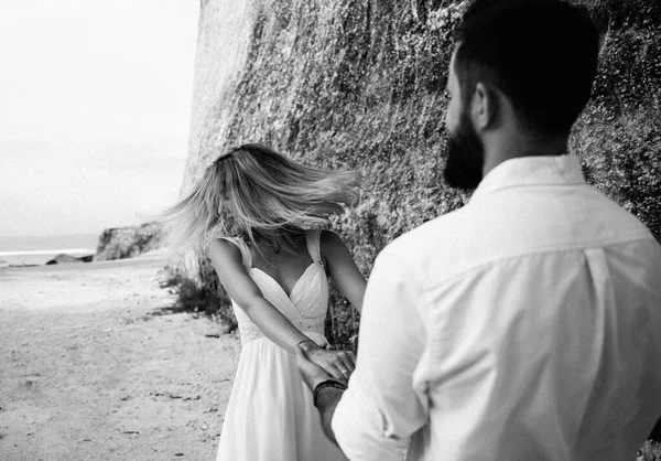 Casal Apaixonado Noiva Noivo Seu Abraço Dia Casamento Beijo Praia — Fotografia de Stock