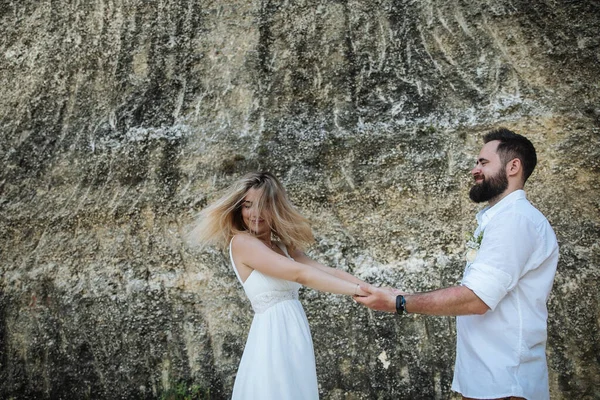 Casal Apaixonado Noiva Noivo Seu Abraço Dia Casamento Beijo Praia — Fotografia de Stock