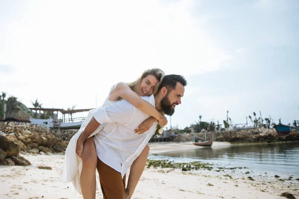 Pareja Enamorada Novia Novio Día Boda Abrazo Beso Playa Cerca — Foto de Stock