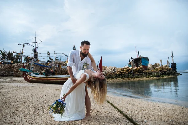 Verliefd Stel Bruid Bruidegom Hun Trouwdag Knuffelen Kussen Het Strand — Stockfoto