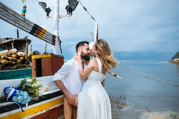 Casal Apaixonado Noiva Noivo Seu Abraço Dia Casamento Beijo Praia — Fotografia de Stock