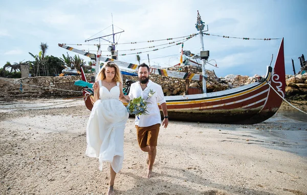 Pár Szerelmes Menyasszony Vőlegény Esküvő Napján Ölelés Csók Strandon Közel — Stock Fotó