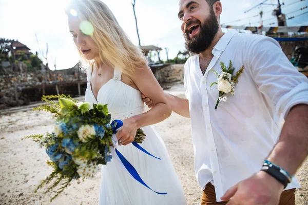 Couple Amoureux Mariés Jour Leur Mariage Embrasser Embrasser Sur Plage — Photo