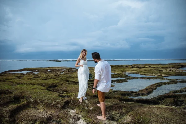 Couple Amoureux Mariés Jour Leur Mariage Embrasser Embrasser Sur Plage — Photo