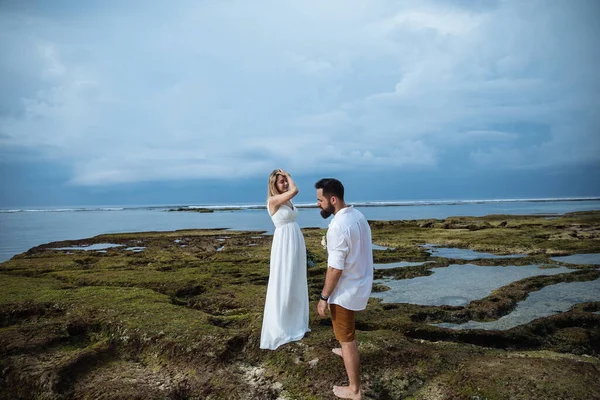 Couple Amoureux Mariés Jour Leur Mariage Embrasser Embrasser Sur Plage — Photo