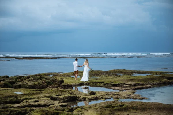 Casal Apaixonado Noiva Noivo Seu Abraço Dia Casamento Beijo Praia — Fotografia de Stock