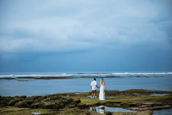 Влюбленная Пара Невеста Жених День Свадьбы Обнимаются Целуются Пляже Океана — стоковое фото